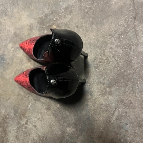 Guess Red Snake-Print Pointed Toe Stiletto Pumps with Black Trim - Picture 4 of 6